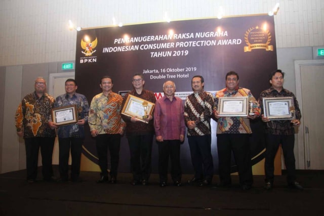 Penyerahan penghargaan Raksa Nugraha Indonesian Consumer Protection Award 2019.