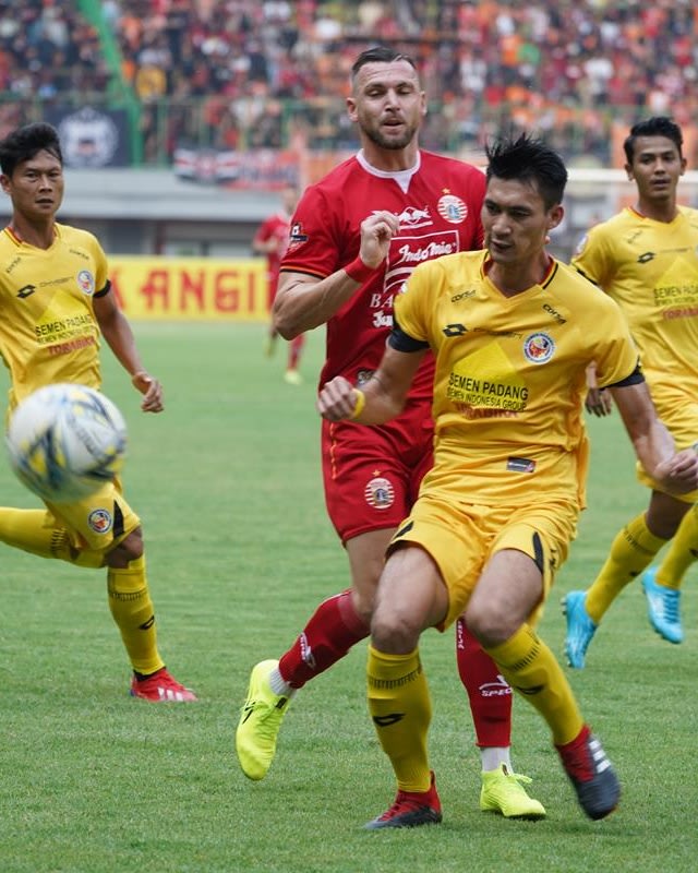 Laga Liga 1 yang mempertemukan Persija dan Semen Padang. Foto: Dok. LIB