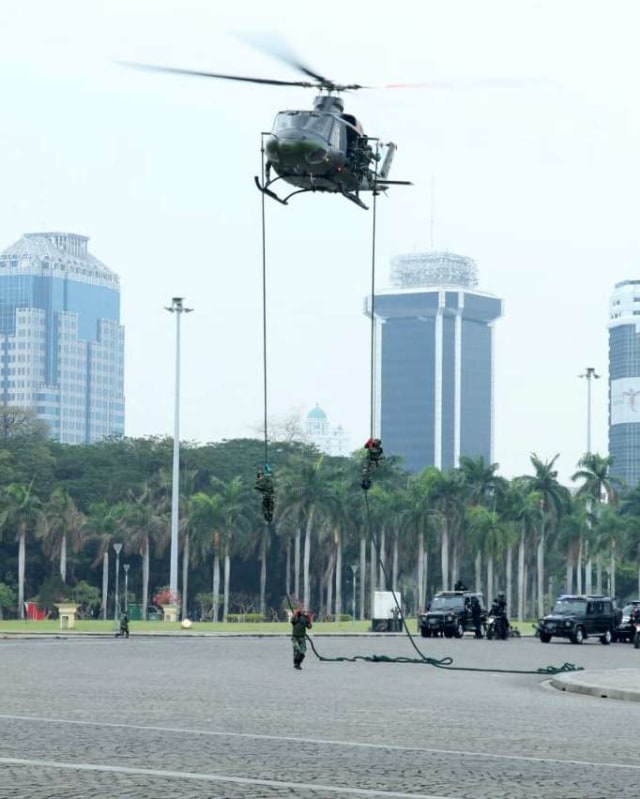 Simulasi pengamanan pelantikan Presiden Republik Indonesia di Monas, Jakarta Pusat. Foto: Dok. TNI