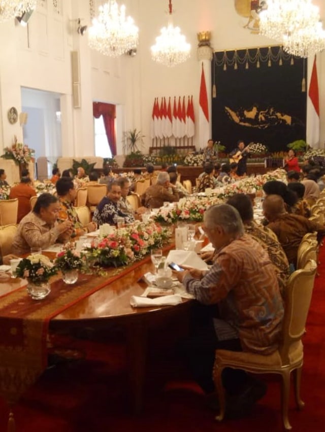 Suasana ramah tamah Presiden Joko Widodo dengan sejumlah menteri kabinet di Istana Negara, Jakarta.  Foto: Fahrian Saleh/kumparan 