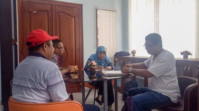 Pengusaha di Bali yang konsultasi pendaftaran sertifikasi halal di PTSP Kanwil Kemenag. Foto: Denita BR Matondang/kumparan