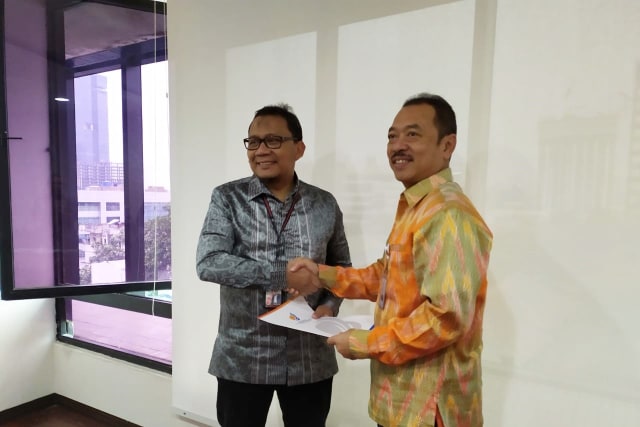 Otong Iip (kiri) menjabat Direktur Utama baru PT INTI (Persero). Foto: Dok. PT INTI