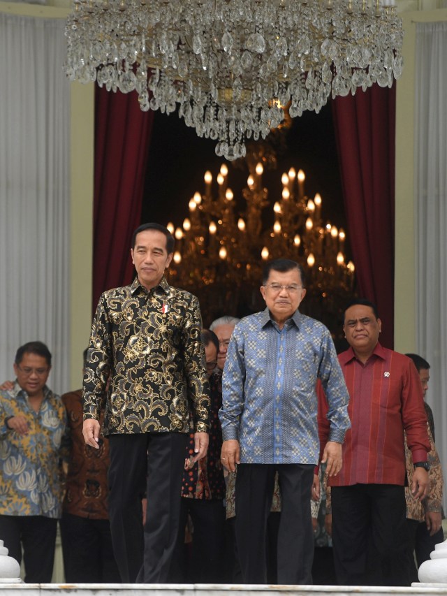 Presiden Joko Widodo bersama Wakil Presiden Jusuf Kalla sebelum acara silaturahmi kabinet kerja di Istana Merdeka, Jakarta, Jumat (18/10/19). Foto: ANTARA FOTO/Akbar Nugroho Gumay
