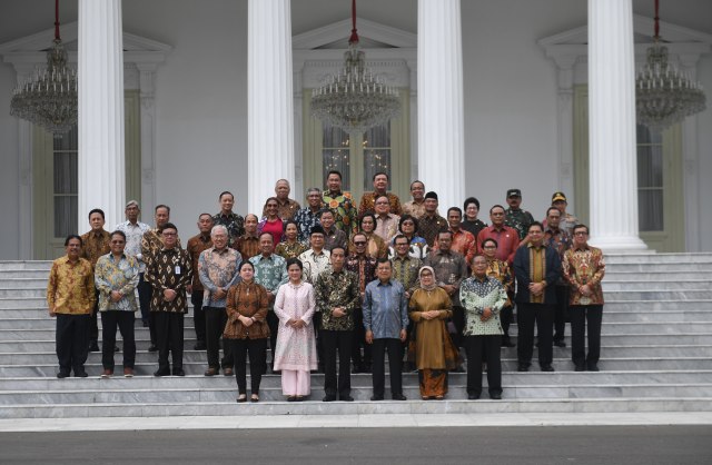Presiden Joko Widodo (ketiga kiri) bersama Wakil Presiden Jusuf Kalla (ketiga kanan) berfoto bersama sejumlah menteri sebelum acara silaturahmi kabinet kerja di Istana Merdeka, Jakarta, Jumat (18/10/19). Foto: ANTARA FOTO/Akbar Nugroho Gumay
