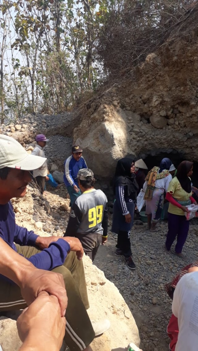 7 orang tertimbun pasir di blok Gunung Tukung RT 3 RW2 Desa Carul, Kecamatan Bumijawa, Kabupaten Tegal, Jumat siang (18/10).  (Foto: Istimewa)