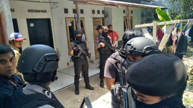 Densus 88 Anti Teror Mabes Polri kembali menangkap dua orang terduga teroris jaringan Jamaah Ansharut Daulah (JAD) di Kota Cirebon. (Juan)