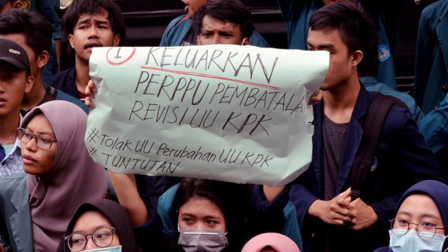 Sejumlah mahasiswa berunjuk rasa di depan kantor Dewan Perwakilan Rakyat Daerah (DPRD) Lampung, Jumat (18/10/2019). Foto: ANTARA FOTO/Ardiansyah