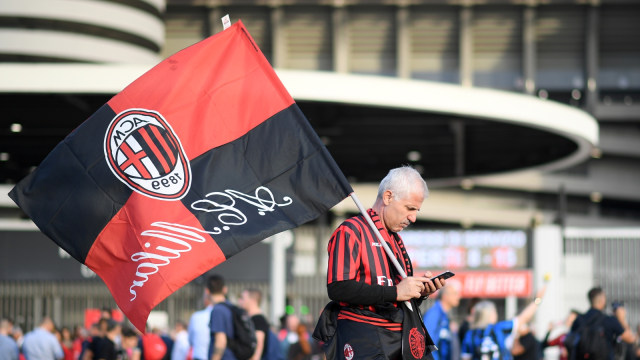 Suporter Milan di San Siro jelang Derby della Madonnina. Foto: Reuters/Daniele Mascolo