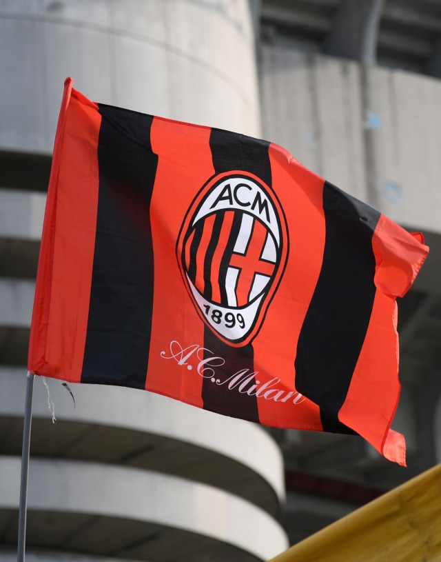 Bendera AC Milan di San Siro. Foto: Reuters/Daniele Mascolo