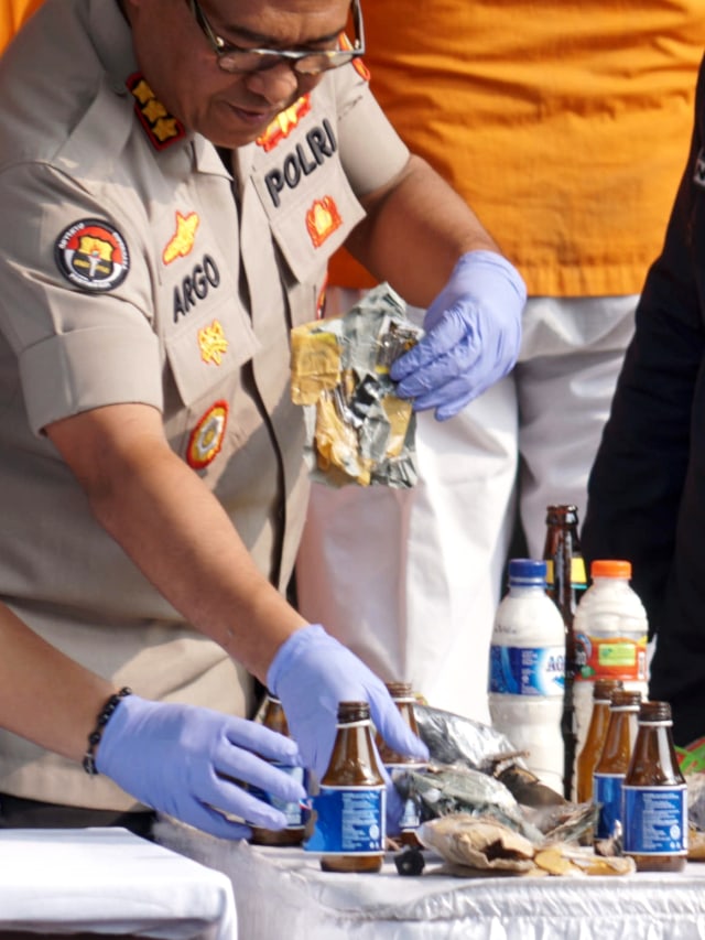 Kabid Humas Polda Metro, Kombespol Argo Yuwono menunjukan barang bukti saat konferensi pers terkait kasus bom Molotov, di Polda Metro Jaya, Jakarta, Jumat (18/10/2019 Foto: Helmi Afandi/kumparan