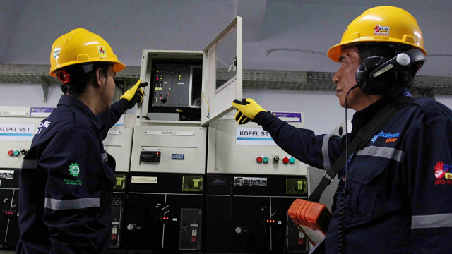 Petugas PLN yang memeriksa Uninterruptible Power Supply (UPS) jelang pelantikan Presiden dan Wakil Presiden RI periode 2019-2024. Foto: Irfan Adi Saputra/kumparan