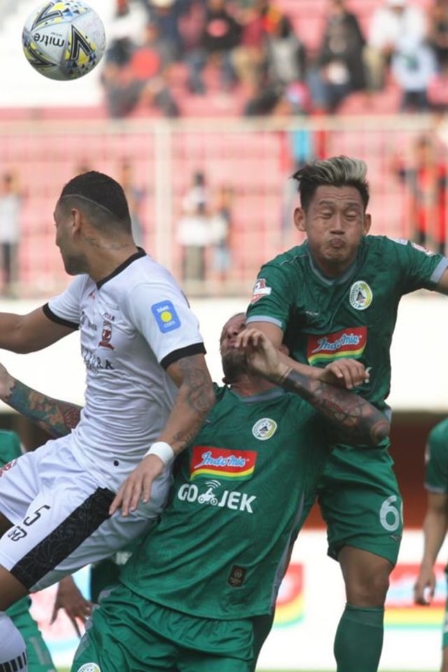 Pemain PSS Sleman berduel di udara dalam laga kontra Madura United. Foto: dok. Liga Indonesia