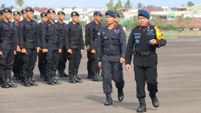 Kapolda Jambi Irjen Pol Muchlis AS (kanan) memimpin apel pasukan. Foto: ist
