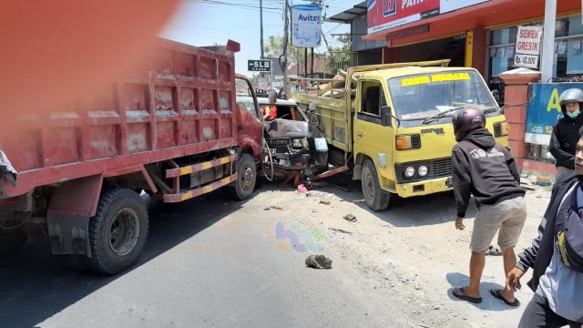 Kecelakaan lalu-lintas beruntun antara truk, mobil pikap, dan sepeda motor, di Jalan Raya Bojonegoro-Babat, turut wilayah Desa Kapas Kecamatan Kapas Bojonegoro. Jumat (18/10/2019).