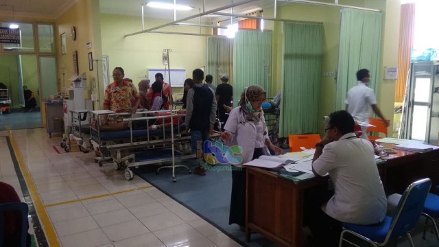 Korban kecelakaan lalu-lintas beruntun antara truk, mobil pikap dan sepeda motor, di jalan raya Bojonegoro - Babat, turut wilayah Desa Kapas Kecamatan Kapas Bojonegoro, saat dalam perawatan di RSUD Bojonegoro. Jumat (18/10/2019).