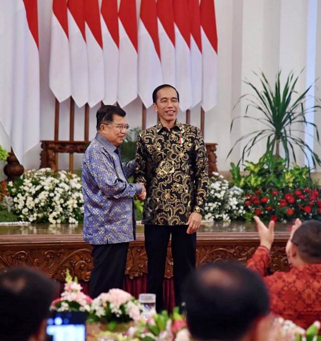 Presiden Joko Widodo (kanan) berjabat tangan dengan Wakil Presiden Jusuf Kalla (kiri) dalam acara silaturahmi kabinet kerja di Istana Negara, Jakarta, Jumat (18/10/2019). Foto: Dok. Lukas - Biro Pers Sekretariat Presiden