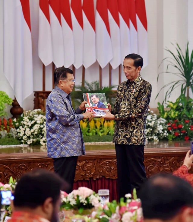 Presiden Jokowi menerima buku memori jabatan dari Wakil Presiden Jusuf Kalla dalam acara silaturahmi kabinet kerja di Istana Negara, Jakarta, Jumat (18/10/2019). Foto: Dok. Lukas - Biro Pers Sekretariat Presiden
