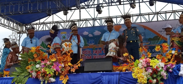 Menteri PPPA RI Yohana Yembise membuka Festival Pesona Bahari Raja Ampat, Jumat (18/10), foto : Ana