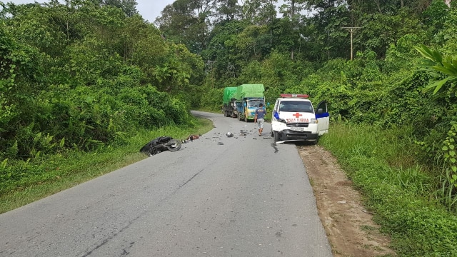 Kecelakaan maut di Jalan Raya Sintang-Pontianak, tepatnya di Dusun Junjung Tani, Desa Sepulu, Kecamatan Sepauk, Jumat (18/10). Foto: Dok Kapolsek Sepauk Iptu Suwaris