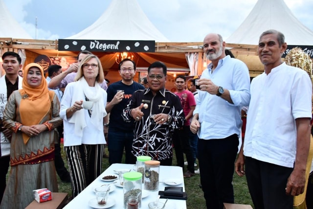 Wali Kota Banda Aceh, Aminullah bersama sejumlah wisatawan di Festival Kopi Banda Aceh 2019. Foto: Humas Banda Aceh