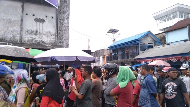 Ratusan pedagang menghadiri sosialisasi revitalisasi Pasar Mardika, Jumat (19/10). (Foto: ambonnesia)