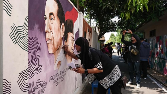Proses menggambar mural di Kampung Gremet, Manahan, Solo. (Agung Santoso)