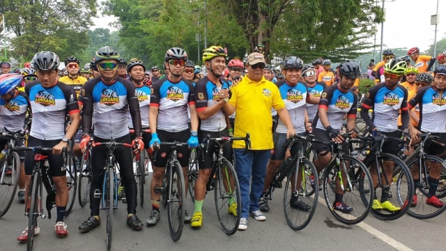 Gubernur Kalsel Sahbirin Noor dan peserta Tour de Loksado 2019 di garis start, Kota Banjarmasin pada Sabtu (19/10/2019). Foto Humpro Kalsel