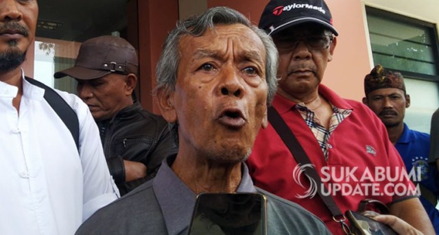 Suhadmadi, saat diwawancarai media usai menyerahkan berkas gugatan di Pengadilan Negeri Kota Sukabumi, Kamis (17/10/2019). | Sumber Foto:Oksa BC.