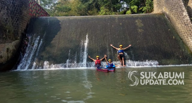 Irigasi bisa jadi lokasi bermain air yang seru, buktinya di irigasi Sungapan Cipelang Gede, Kecamatan Gunungpuyuh, Kota Sukabumi. Di tempat ini, pengunjung bisa melakukan river boarding dengan jarak 150 meter. | Sumber Foto:Garis Nurbogarullah.
