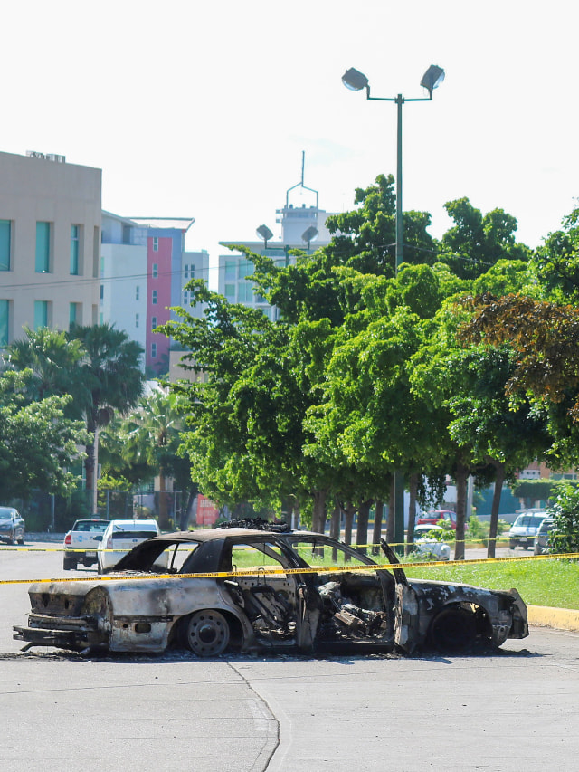 Puing mobil polisi yang terbakar, sehari setelah orang-orang bersenjata kartel bentrok dengan pasukan federal di Culiacan, di negara bagian Sinaloa, Meksiko (18/10/2019). Foto: REUTERS/Stringer