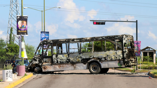 Puing-puing bus yang terbakar, sehari setelah orang-orang bersenjata kartel bentrok dengan pasukan federal di Culiacan, di negara bagian Sinaloa, Meksiko (18/10/2019). Foto: REUTERS/Stringer