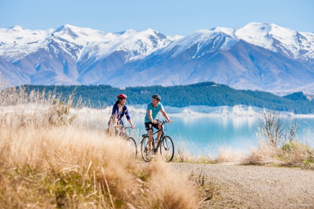 Wisatawan yang tengah bersepeda di sekitar Danau Pukaki Foto: Dok. Tourism New Zealand