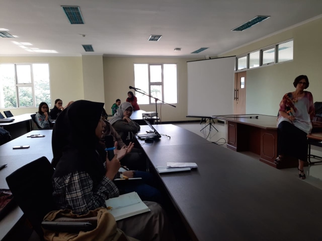 Mahasiswa menyampaikan gagasan dalam acara kuliah umum. Foto: Dok. Ilmu Perpustakaan Undip