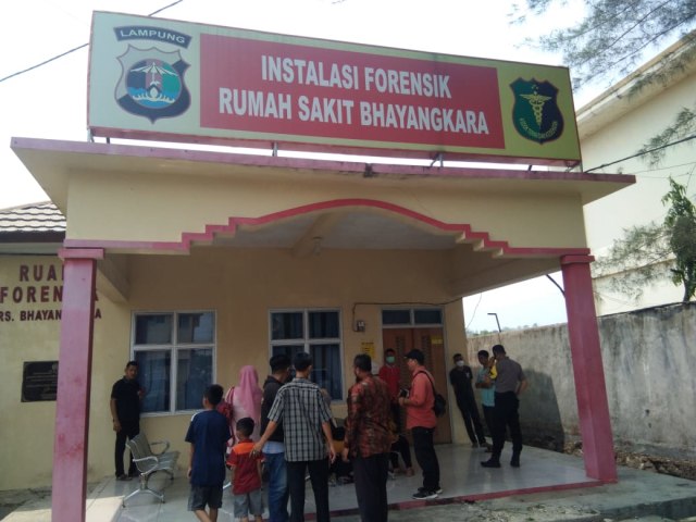 Suasana di depan Ruang Instalansi Forensik RS Bhayangkara, Sabtu (19/10) | Foto : Obbie Fernando/Lampung Geh