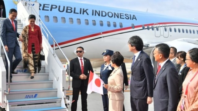 Dubes RI untuk Jepang, Arifin Tasrif (Kedua dari kanan) menyambut kedatangan Presiden Jokowi dan Ibu Iriana di Bandara Internasional Hansai, Osaka, Jepang, Jumat (28/6/2019). Foto: Dok. Sekretariat Negara