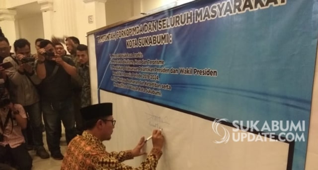 Wali Kota Sukabumi Achmad Fahmi menandatangani deklarasi damai jelang pelantikan Presiden dan Wakil Presiden di Gedung Juang, Kota Sukabumi, Sabtu (19/10/2019). | Sumber Foto:CRP 4.