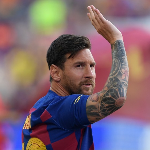 Lionel Messi dalam seremoni penyerahan trofi La Liga 2018/19 di Camp Nou. Foto: Reuters