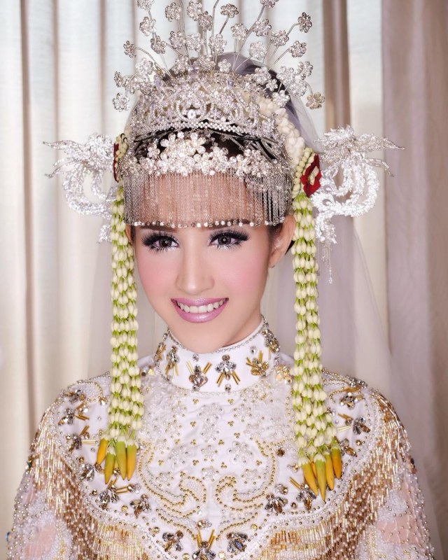 Penampilan Tsamara Amany mengenakan gaun pengantin bergaya Betawi modern saat menikah. Foto: dok. @anpasuha_official/ Instagram