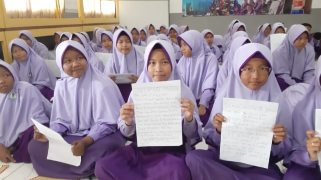 Sabtu (19/10) siang para siswa mengirim surat kepada Jokowi. (Foto: Syaifullah)