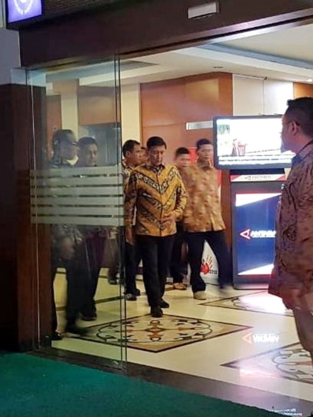 Menko Polhukam Wiranto meninggalkan kantor Kemenko Polhukam, Sabtu (19/10/2019). Foto: Efira Tamara/kumparan
