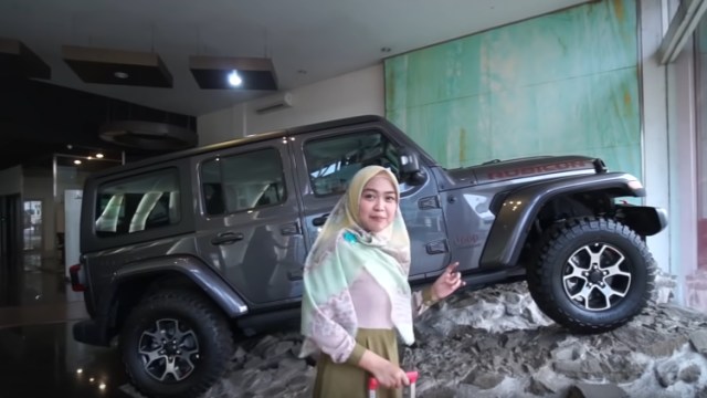 Subscriber Bertambah, Ria Ricis Belikan Ayahnya Jeep Seharga Rp 1,8 M (169191)
