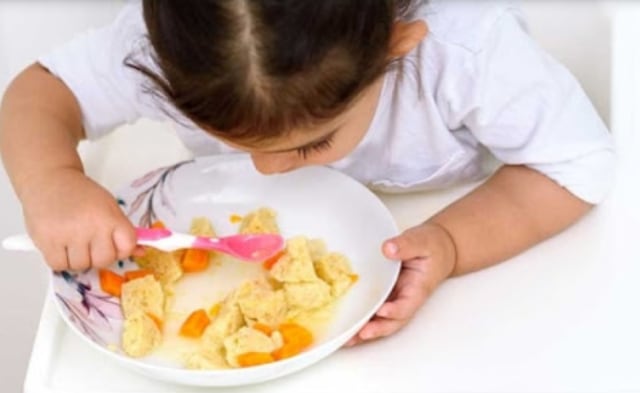 Ilustrasi seorang anak sedang makan. Foto: Kumparan.