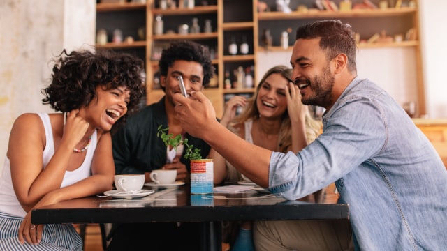 Ilustrasi nongkrong sambil minum kopi. Foto: Shutter Stock