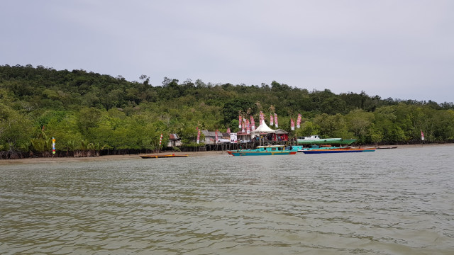 Dermaga kayu Pulau Sewangi dipenuhi kemeriahan Pesona Pulau Sewangi pada Sabtu (19/10/2019). Foto: banjarhits.id