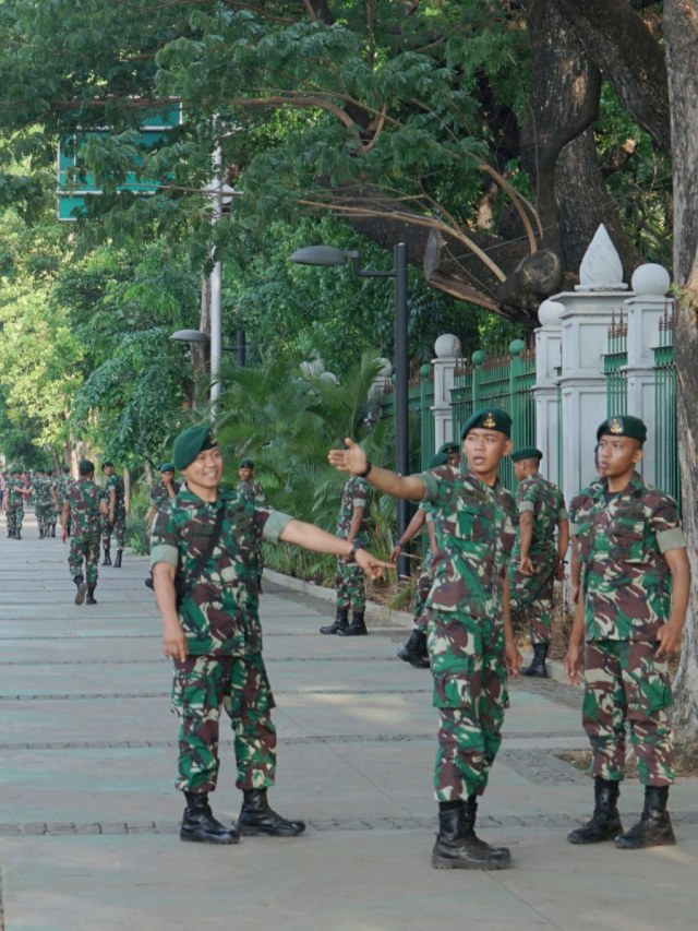 Sejumlah prajurit TNI berjaga di sekitar Istana Negara, Jakarta Pusat, Sabtu (19/10/2019). Foto: Helmi Afandi/kumparan