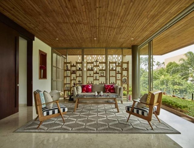 Karpet motif diagonal di ruang keluarga Kembang Murni House karya RAW Architecture, via: arsitag.com