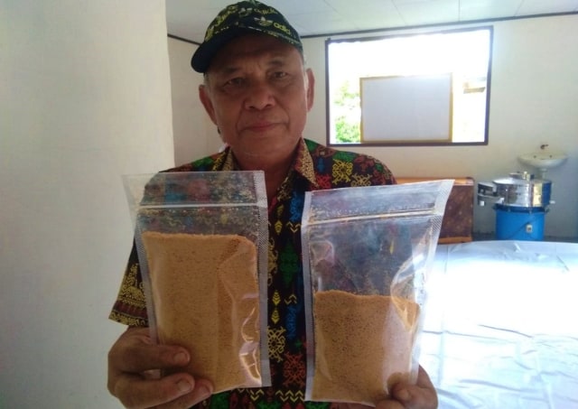 Gula semut dalam kemasan, Satu saset gula semut berisi 200 gram dengan harga Rp 20 ribu. Sabtu, (19/10). Foto : Dok Banthayo.id