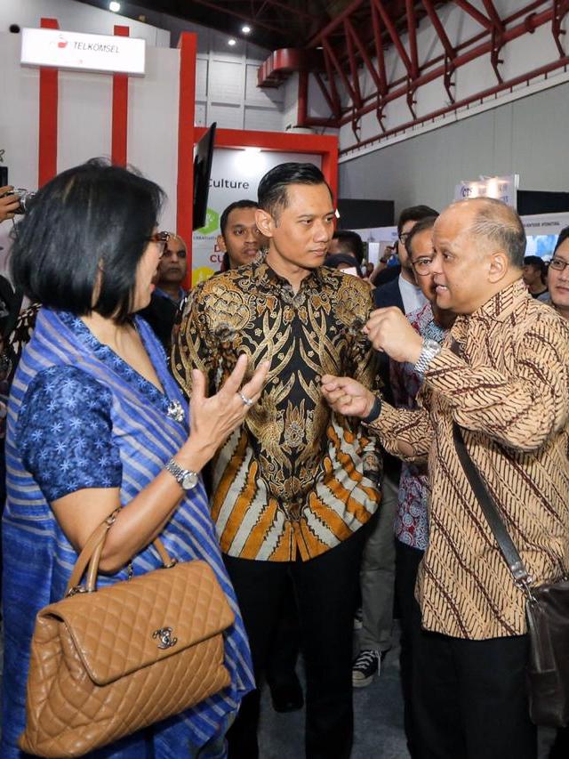 Agus Harimurti Yudhoyono berbincang bersama Ilham Habibie (kanan) di acara Orbit Habibie Festival, Sabtu (19/10/2019). Foto: Dok. Kogasma