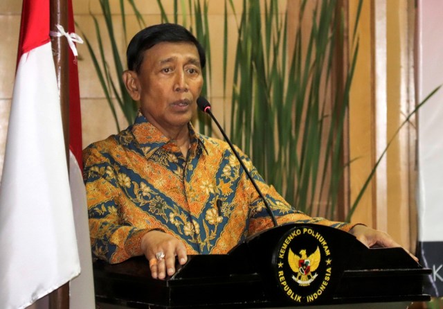 Menko Polhukam Wiranto memberikan sambutan saat menghadiri acara silaturahmi dengan keluarga besar Kemenko Polhukam di Jakarta, Sabtu (19/10/2019). Foto: ANTARA FOTO/Humas Kememko Polhukam