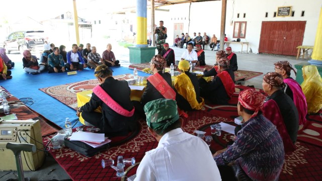 Suasana sidang adat di Palu, yang memberikan sanksi adat kepada media cetak di Palu yang bersalah dalam pemberitaan, Sabtu (19/10). Foto: Istimewa